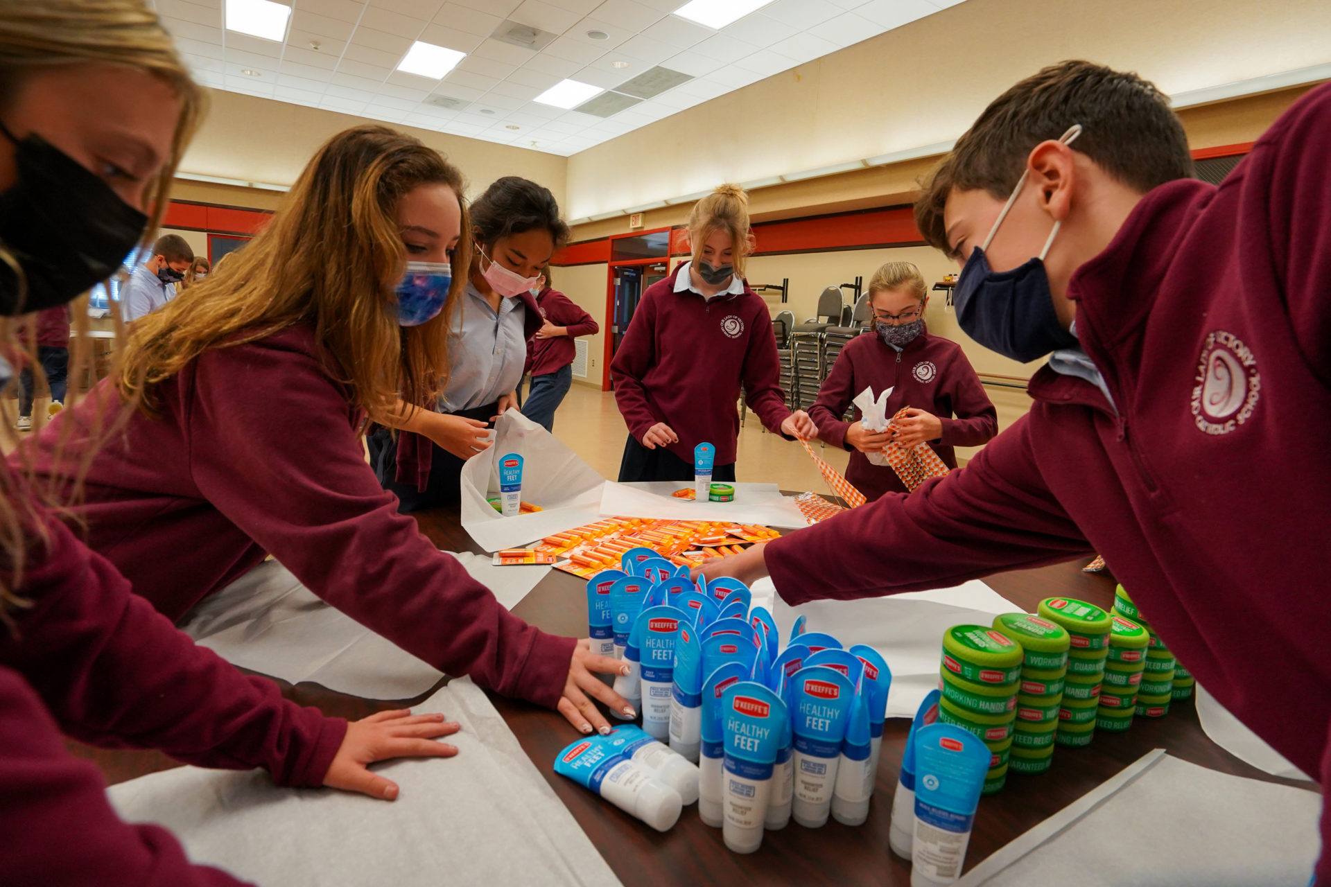 Schüler Unserer Lieben Frau vom Sieg ehren Truppen |  Downtown County Gazette