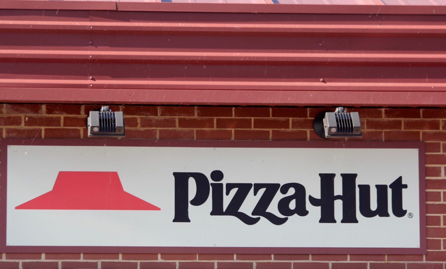 Pizza Hut opens on North HIlls Street, News