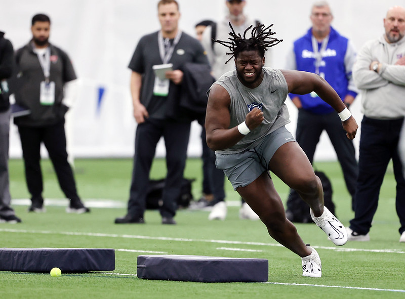Olu Fashanu runs during Pro Day. 