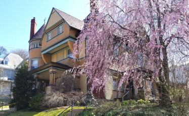 The Queen, A Victorian Bed and Breakfast